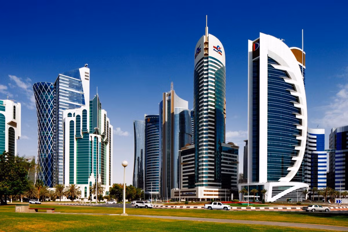 Qatar có GDP bình quân đầu người cao nhất thế giới. Cụ thể, theo số liệu năm 2010, sức mua của người dân Qatar đạt 187,1 trong khi của Mỹ là 100 và Anh là 75,7. Đến năm 2013, GDP bình quân đầu người của dân Qatar là hơn 88.221 USD.