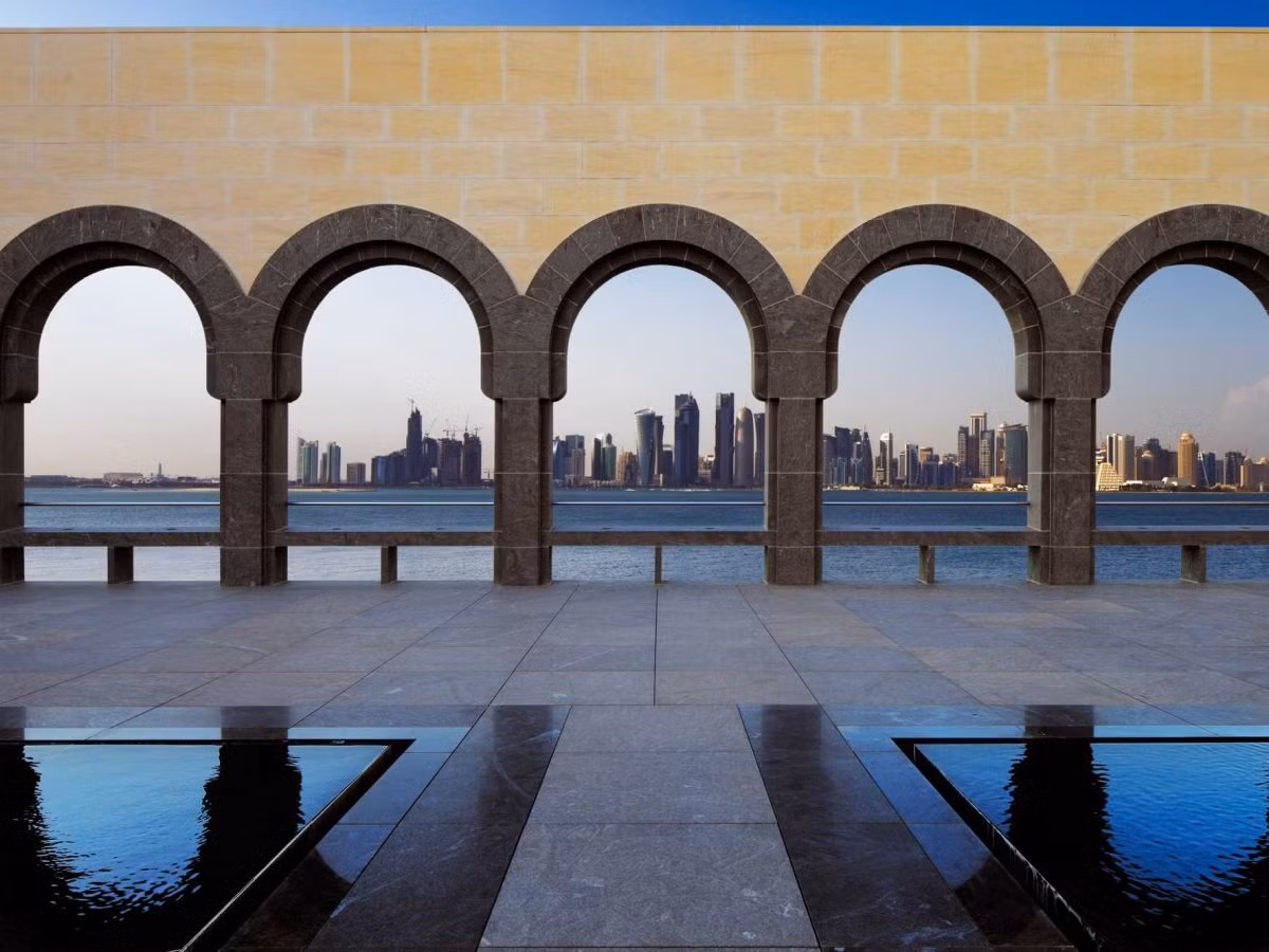 Thủ đô Doha của Qatar được đánh giá như một tác phẩm nghệ thuật với nhiều công trình kiến trúc ấn tượng, trong đó nổi tiếng là khách sạn Doha Sheraton.