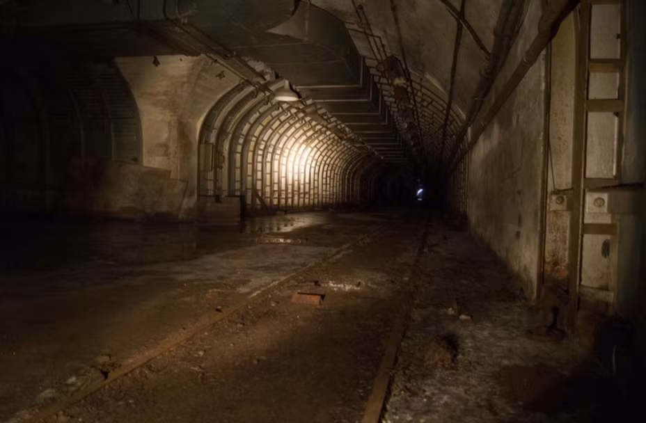 Một số người cho rằng, Vùng 51 được kết nối với các cơ sở bí mật trên khắp đất nước bằng những đường hầm tối mật dưới lòng đất.