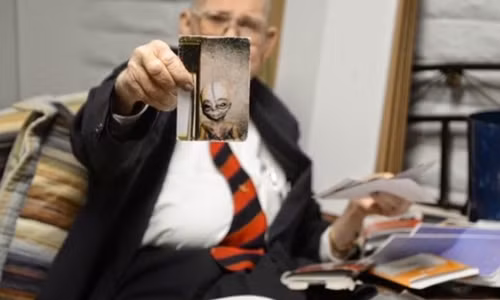 Tiến sĩ Boyd Bushman từng khiến dư luận sốc khi tuyên bố người ngoài hành tinh đến trái đất trên các đĩa bay hiện làm việc cho chính phủ Mỹ. Ông còn đưa ra bằng chứng là ảnh chụp người ngoài hành tinh.