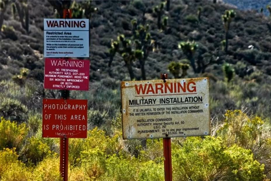  Vùng 51 tuyệt mật của Mỹ nằm tại Las Vegas, Nevada. Ngoài tên gọi Vùng 51 (Area 51) được biết đến rộng rãi, căn cứ quân sự tối mật này còn có nhiều tên gọi khác như Sân bay Homey, Hồ Groom, Dreamland, Paradise Ranch, Home Base, Watertown...