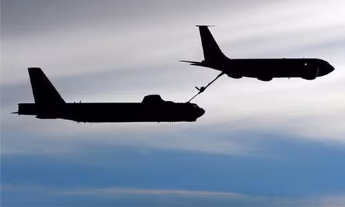 Vào những năm 1960, Mỹ tiến hành chiến dịch Chrome Dome. Từ năm 1960 - 1968, Bộ Tư lệnh không quân chiến lược (SAC) của Mỹ đã triển khai hơn 20 B-52 trang bị vũ khí hạt nhân hoặc nhiệt hạch quần thảo vùng trời phương Tây liên tục 24 giờ/ngày, trong suốt 365 ngày nhằm ngăn chặn kịp thời nguy cơ tấn công hạt nhân phủ đầu từ Liên Xô.