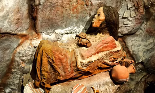 Xác ướp Juanita là một cô bé có độ tuổi 12-14, qua đời cách đây khoảng 500 năm nổi tiếng thế giới khi được bảo quản tốt trong lớp băng ở đỉnh núi Ampato, Peru. Vào ngày 8/9/1995, người ta phát hiện xác ướp Juanita này.