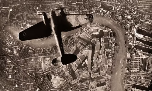 Trận chiến nước Anh là trận không chiến ác liệt giữa chiến đấu cơ Anh và Đức kéo dài trong gần 4 tháng. Theo ước tính, tổng cộng 4.513 máy bay của cả 2 phía tham gia cuộc không chiến này đã gây ra những tổn thất nặng nề cho cả Anh và phát xít Đức. Cuộc chiến này là thất bại mang tính lịch sử đầu tiên của trùm phát xít Hitler. Trong ảnh là máy bay Heinkel He 111 của Đức quần thảo trên bầu trời London tháng 9/1940.