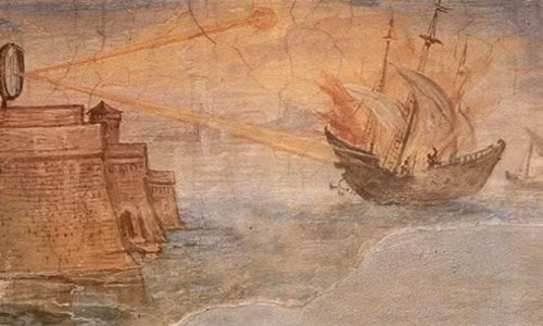 Nhà toán học kiêm chuyên gia phát minh trứ danh người Hy Lạp Acsimet nổi tiếng với phát minh vũ khí chiếu tia nhiệt giúp thiêu rụi chiến thuyền kẻ thù. Để làm được điều này, hàng loạt tấm gương lồi sẽ được đặt ở các vị trí chiến lược nhằm hội tụ ánh sáng Mặt Trời vào một điểm trên thuyền gỗ của địch, khiến con thuyền bốc cháy. Cơ chế hoạt động của vũ khí chiếu tia nhiệt hoàn toàn giống hành động sử dụng kính lúp để đốt cháy giấy dưới ánh nắng.