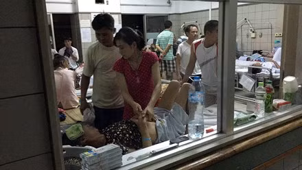 Đặc biệt là vào giờ thăm ốm, trong phòng bệnh rất ngột ngạt do quá đông người.