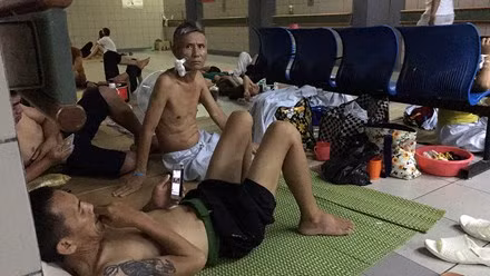 Ông Nguyễn Văn Sinh (67 tuổi) quê ở Ninh Bình đang điều trị tại khoa tiết niệu tại bệnh viện Bạch Mai cho biết: "Ở trong phòng quá đông người, chẳng có điều hòa nào có thể chịu nổi vì cửa có bao giờ đóng lại được đâu. Thời tiết quá nóng nên tôi ra đây tìm chỗ có quạt trần trải chiếu tranh thủ nghỉ ngơi".