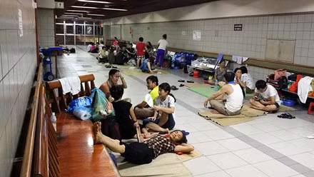 Nhiều người cũng không ngủ được vì quá nóng.