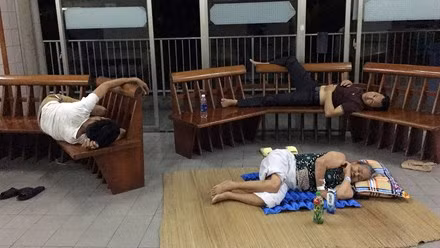 Mọi tư thế ngủ của bệnh nhân và người nhà nơi hành lang bệnh viện.