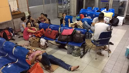 Hành lý, đồ đạc lỉnh kỉnh của những gia đình ở tỉnh xa có người thân nằm điều trị tại bệnh viện Bạch Mai, Hà Nội.