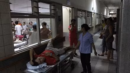 Bệnh nhân nhẹ nằm nghỉ trên cáng phía ngoài hành lang.