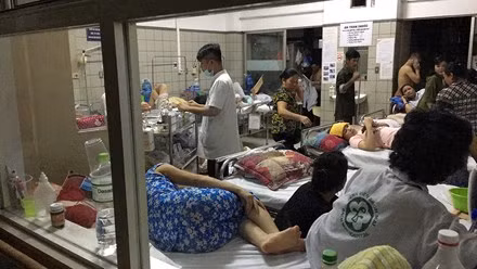 Trời nóng bức, phòng bệnh lại chật kín người, nhiệt độ luôn ở mức 36 độ C.