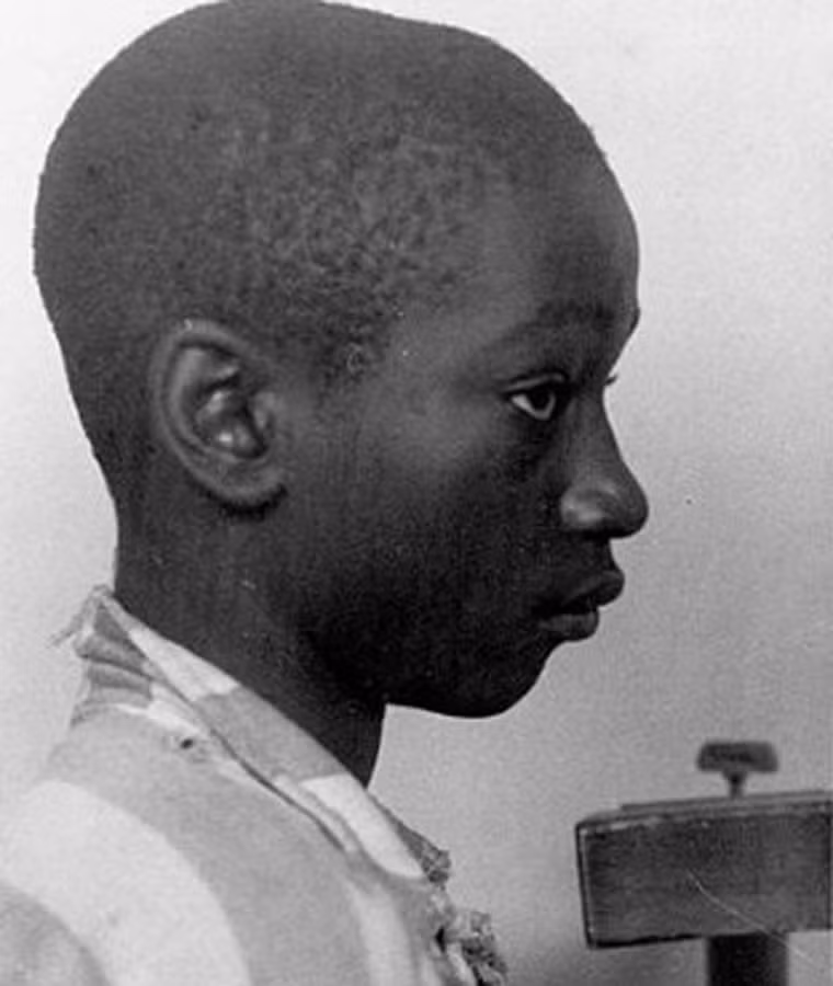 Cậu bé da đen George Stinney Jr, 14 tuổi, bị kết tội đánh chết 2 cô bé người da trắng Betty June Binnicker (11 tuổi) và Mary Emma Thames (8 tuổi) vào năm 1944. Với tội danh này, George bị kết án tử hình bằng ghế điện. Do còn quá nhỏ nên tử tù nhỏ tuổi này phải ngồi lên danh bạ điện thoại để đủ cao khi ngồi lên ghế điện. George cũng là người Mỹ trẻ nhất từng bị chính quyền tử hình trong thế kỷ 20.