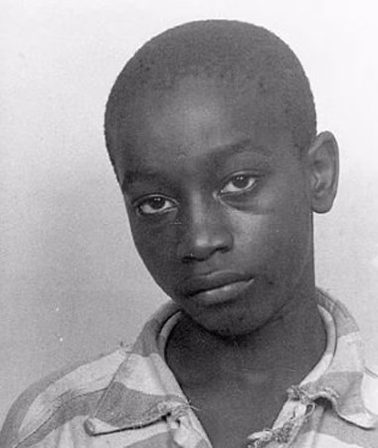 Tuy nhiên, 70 năm sau khi bị kết án là người giết hại hai cô gái trẻ và tử hình trên ghế điện, cậu bé da đen George Stinney Jr được minh oan và được tuyên bố vô tội.