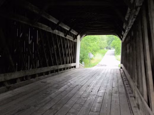 Theo lời đồn, nếu bạn lái xe và dừng ôtô giữa cầu Van Sant thì sẽ nghe thấy tiếng trẻ con gào khóc cũng như tiếng chân của bà mẹ trẻ chết oan ức cào trên nóc xe.