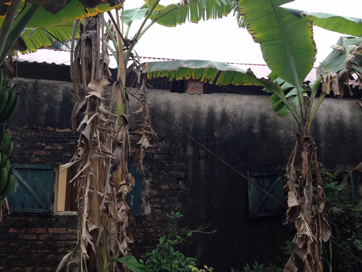 Một trong những căn phòng trại giam, song sắt vững chắc.