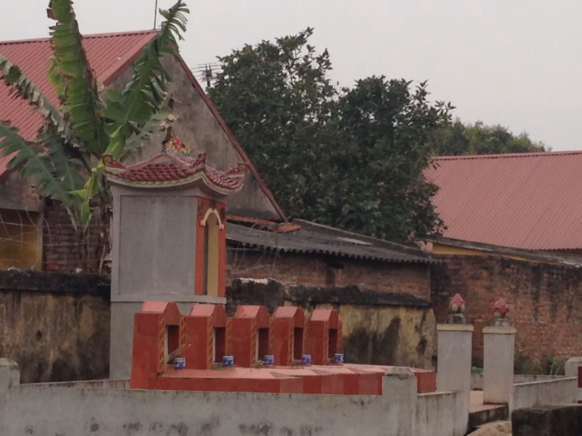 Đằng sau tiếp giáp khu nghĩa trang, cũng được quây kín bởi dây thép gai.