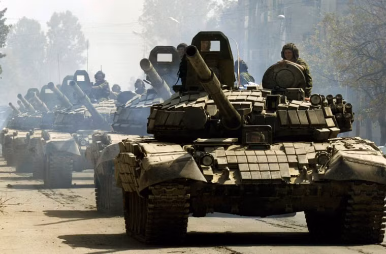 Lực lượng xe tăng Nga theo một số thống kê hiện có tới chừng 12.000 chiếc. Tuy nhiên, số lượng thường trực chiến đấu chỉ có khoảng 2.000 chiếc, phần còn lại nằm trong các kho bảo quản lâu dài. Chiếm đa số trong các nhà kho là 7.000 xe tăng T-72 và 3.000 T-80, trong khi đó T-90 gần như 100% trực chiến.