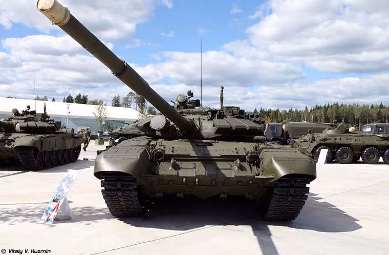 Trong ảnh là T-72BA (Object 184A) là phiên bản nâng cấp từ T-72B do nhà máy Uralvagonzavod thực hiện vào cuối những năm 1990. Các nâng cấp tập trung chủ yếu vào việc trang bị giáp phản ứng nổ mới Kontakt-5, trang bị xích mới tương tự loại trên T-90.