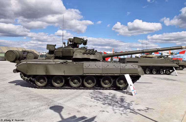 T-80 ra đời cùng thời T-72, được biết đến là cỗ tăng có tính cơ động cực cao nhờ động cơ tuốc bin khí siêu mạnh, hỏa lực ngang ngửa T-72 trong khi bộ giáp có phần nhỉnh hơn. Tuy nhiên, do chi phí sản xuất lớn khiến cho số lượng chế tạo T-80 kém xa T-72 huyền thoại.