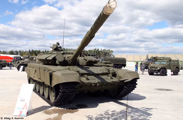 Trong số 1.700 xe tăng T-72 thường trực sẵn sàng chiến đấu trong Quân đội Nga thì có tới 1.300 chiếc thuộc biến thể T-72B/BA và 400 chiếc còn lại là T-72B3. Ảnh: Xe tăng T-72B model 1989.