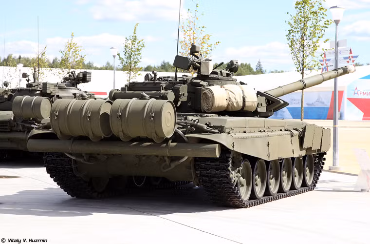 T-72B có thể được xem như là thế hệ 2 của dòng tăng chủ lực T-72, được cải tiến về mọi mặt so với T-72A thế hệ đầu. T-72B được tăng cường giáp thân, tháp pháo và lắp thêm giáp phản ứng nổ ERA; hệ thống vũ khí được nâng cấp với pháo chính 2A46M 125mm tích hợp phóng tên lửa chống tăng 9M119 Svir qua nòng; sử dụng động cơ mới V-84-1 công suất 840 mã lực.