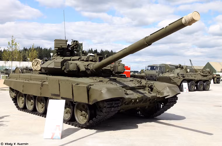 Và cuối cùng là xe tăng chiến đấu chủ lực T-90A, 550 chiếc đang thường trực chiến đấu trong Quân đội Nga hiện nay. So với T-80, T-72, T-90A vượt trội hơn về hệ thống điều khiển hỏa lực, hệ thống phòng vệ tối tân và an toàn hơn.