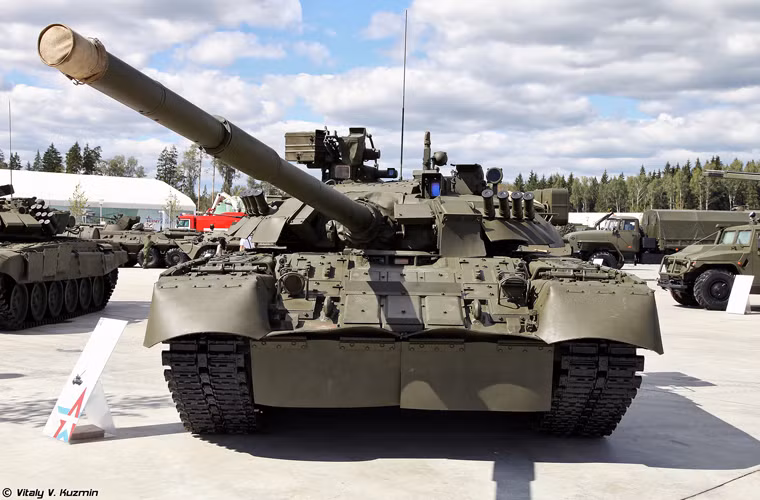 Trong số các xe tăng T-80 còn phục vụ, thì thế hệ đầu (T-80 model 1976) hầu hết đã bị loại biên chế hoặc cất kho, trang bị thường trực của Quân đội Nga chỉ sử dụng các mẫu hiện đại hơn như T-80BV và T-80U. Trong ảnh là T-80UE1 – biến thể hiện đại hóa dành cho xuất khẩu.