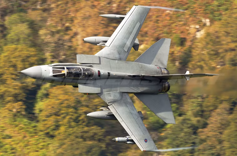 Một trong những điểm đặc biệt nhất của Tornado GR4 chính là thiết kế kiểu cánh cụp cánh xòe tương tự Sukhoi Su-24 của Nga. Thiết kế này đem lại cho máy bay khả năng đạt tốc độ cao ở độ cao thấp, khả năng cất hạ cánh trên đường băng ngắn.