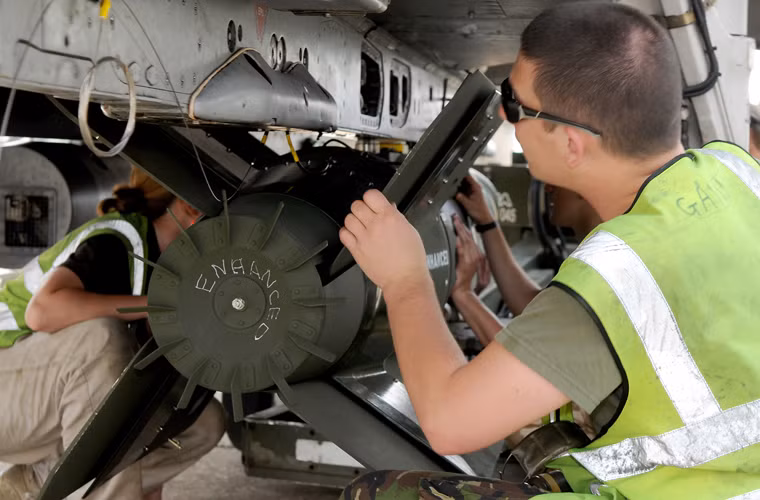 Về khả năng mang bom, Tornado GR4 mang tổng cộng 5 bom có điều khiển Paveway IV (230kg/quả) hoặc 3 bom Paveway II (454kg/quả) hoặc 2 bom Paeway III (loại 1 tấn) hoặc loại bom chuyên phá đường băng JP233 và MW-1. Nó cũng có khả năng mang đến 4 bom hạt nhân B61 hoặc WE.177.