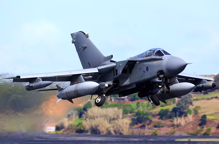 Rạng sáng nay (3/12), Không quân Hoàng gia Anh (RAF) đã chính thức tham gia chiến dịch không kích phiến quân IS tại Syria. Theo các nguồn tin, hai máy bay ném bom Tornado GR4 của RAF cất cánh từ căn cứ không quân Akrotiri trên đảo Cyprus không kích mục tiêu IS.