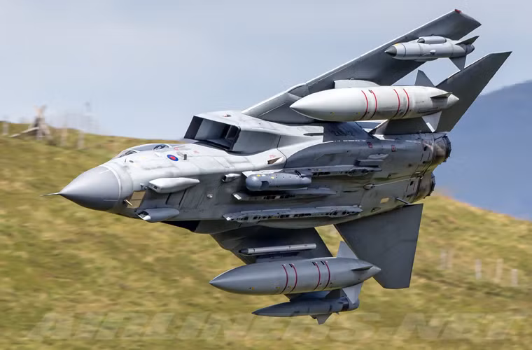 Máy bay ném bom Tornado GR4 của RAF có khả năng mang tới 9 tấn vũ khí trên 11 giá treo cùng một pháo 27mm đặt trong thân. Nó có khả năng mang tối đa 6 tên lửa đối đất AGM-65 Maverick hoặc 12 tên lửa chống tăng Brimstone hoặc 9 tên lửa chống radar ALARAM. Ngoài ra, nó có thể mang tên lửa không đối không AIM-9 hoặc AIM-132 để tự vệ.