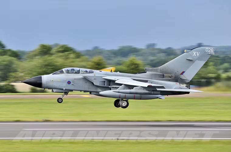 Các nguồn tin cũng cho biết, mỗi máy bay ném bom Tornado GR4 mang ba quả bom dẫn đường Paveway III và pod chỉ thị mục tiêu.