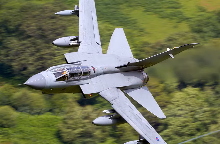 Tornado GR4 nói riêng và dòng Tornado nói chung được trang bị ba cấu hình cánh: 25, 45 và 65 độ. Tốc độ bay phù hợp với từng cấu hình nghiêng cánh đã được xác định; nó thay đổi tuỳ thuộc khối lượng vũ khí mang theo, bởi nó ảnh hưởng trực tiếp tới các tính năng nâng và lực cản.