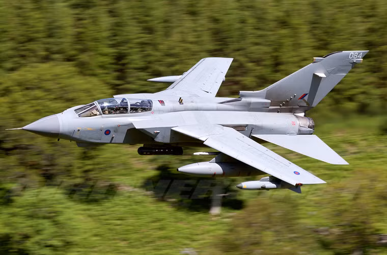 Khi cánh không cụp, chiếc Tornado tạo ra lực nâng lớn hơn bởi khi đó diện tích cánh và các tấm nâng lớn hơn. Điều này giúp nó có lực nâng lớn hơn ở tốc độ thấp hơn, giảm tốc độ hạ cánh tối thiểu cần thiết và vì thế giảm khoảng cách hạ cánh.