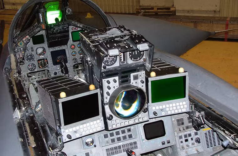 Tornado GR4 được tích hợp loại radar định vị/tấn công có khả năng phát hiện nhiều mục tiêu, hỗ trợ bay bám biên dạng địa hình độ cao thấp... Ngoài ra, nó có thể mang theo pod trinh sát hàng không, pod chỉ thị mục tiêu cho bom dẫn đường laser. Trong ảnh là buồng lái hai chỗ ngồi của Tornado GR4.