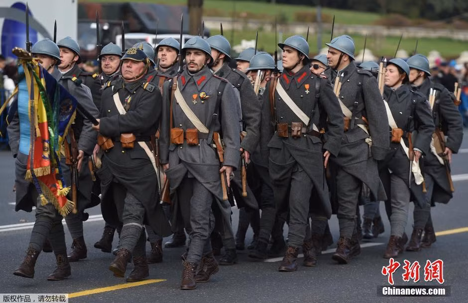 Cuộc duyệt binh có sự tham gia của hàng nghìn binh sĩ cùng hàng trăm các loại vũ khí khí hiện đại của Quân đội Romania. Ảnh: Các binh sĩ Romania trong trang phục thời kỳ đầu lập nước.