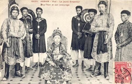 Vua Duy Tân chụp cùng quan lại trong triều năm 1907. Vua Duy Tân lên ngôi lúc mới 7 tuổi, song với tư chất thông minh và cương vị người đứng đầu triều đình, ông trưởng thành rất sớm.