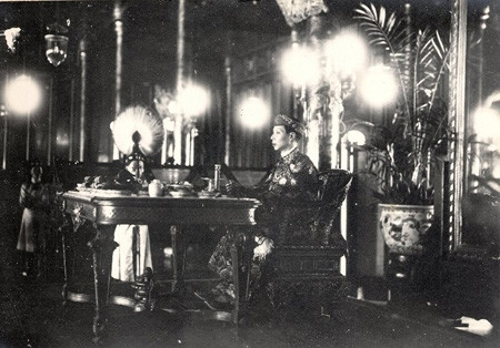 Vua Khải Định ăn trưa tại điện Cần Chánh. Theo tư liệu, mỗi bữa ăn của vua có 35 món thực phẩm, với đủ các loại của ngon vật lạ. Cơm được nấu trong loại nồi đất đặc biệt, được nghệ nhân vùng Phong Điền làm riêng cho hoàng cung, chỉ dùng đúng một lần duy nhất, sau đó đập vỡ. Việc nấu các món ngự thiện phải sạch sẽ, nếu không, sở Thượng Thiện sẽ bị phạt rất nặng.