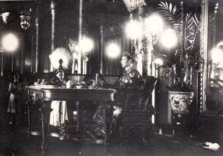 Vua Khải Định ăn trưa tại điện Cần Chánh. Theo tư liệu, mỗi bữa ăn của vua có 35 món thực phẩm, với đủ các loại của ngon vật lạ. Cơm được nấu trong loại nồi đất đặc biệt, được nghệ nhân vùng Phong Điền làm riêng cho hoàng cung, chỉ dùng đúng một lần duy nhất, sau đó đập vỡ. Việc nấu các món ngự thiện phải sạch sẽ, nếu không, sở Thượng Thiện sẽ bị phạt rất nặng.