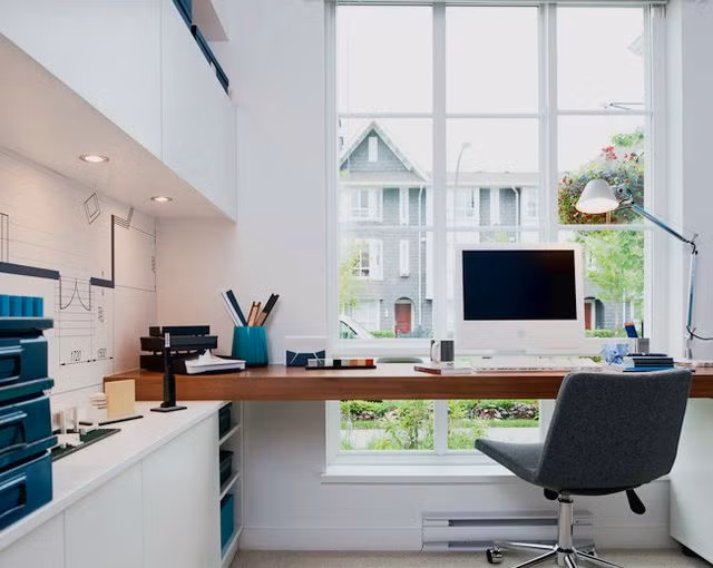 Ngoài ra, bạn nên treo thêm tranh ảnh có nội dung tích cực và các cây cảnh để bàn mang ý nghĩa cát tường để giúp gia chủ thực sự thoải mái, giảm tải stress khi làm việc.