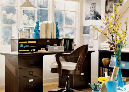 3. Dọn dẹp phòng làm việc: Trước Tết, bạn nên dành thời gian dọn dẹp, di chuyển vật dụng, sách vở, thiết bị văn phòng sao cho gọn gàng, sạch sẽ nhất. Đặc biệt, bàn làm việc nên cố gắng kê ở gần cửa sổ, nơi có thể nhìn ra không gian phía ngoài thoáng đãng. Đặt ở vị trí này sẽ giúp công danh sự nghiệp của gia chủ sáng sủa, thăng tiến bừng bừng.