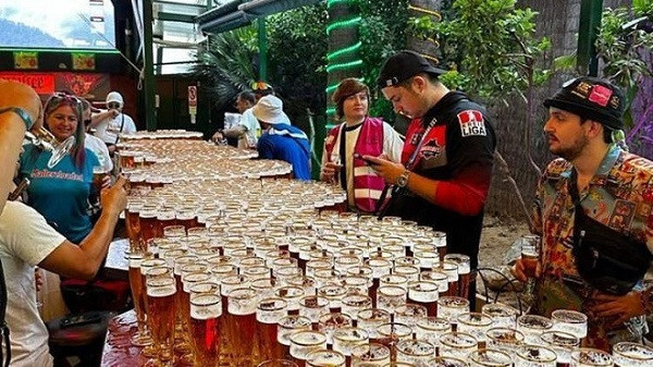 Nhom du khach Duc lap ky luc the gioi nho uong 1.254 coc bia-Hinh-2