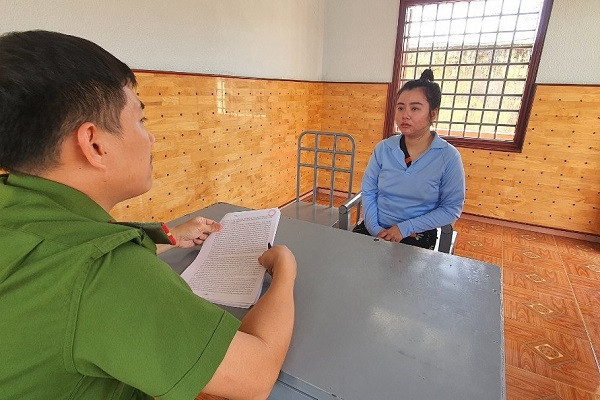 Lún sâu cờ bạc online, con dâu lừa bố chồng và nhiều người, chiếm đoạt 17 tỷ - Hình 2 Lun sau co bac online, con dau lua bo chong va nhieu nguoi, chiem doat 17 ty-Hinh-2