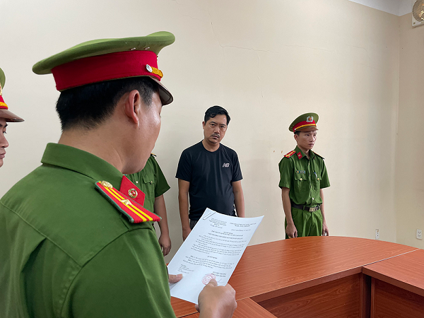 Cong an TP.HCM triet pha duong day buon lau IPhone tri gia 300 ty dong