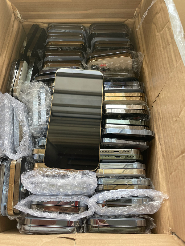 Cong an TP.HCM triet pha duong day buon lau IPhone tri gia 300 ty dong-Hinh-4