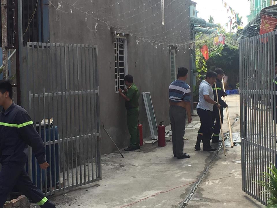 Lực lượng công an thuyết phụt đối tượng bỏ bình gas.