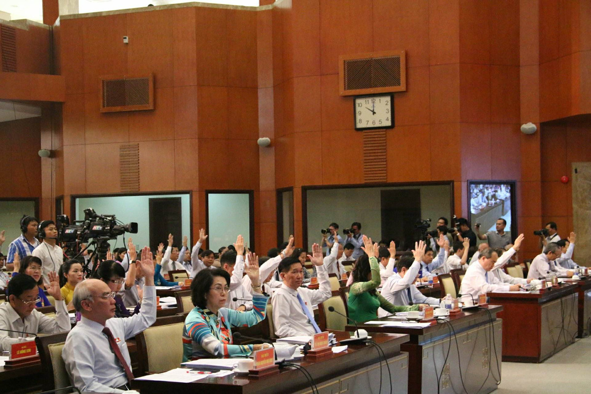 Đại biểu thông qua nghị quyết.