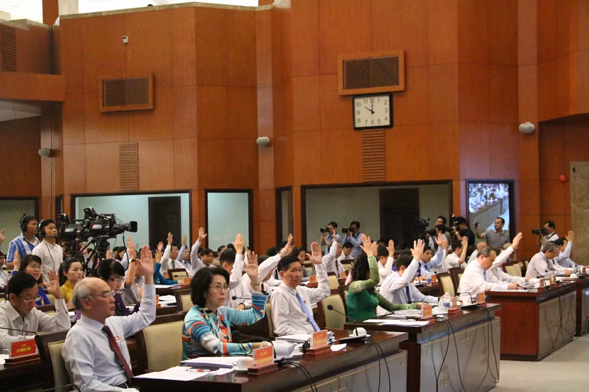 Đại biểu thông qua nghị quyết.