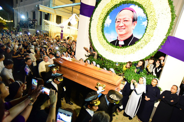 Linh cữu Đức Tổng giám mục Bùi Văn Đọc về đến Toàn tổng giám mục, Q3, TP.HCM tối 15/3.
